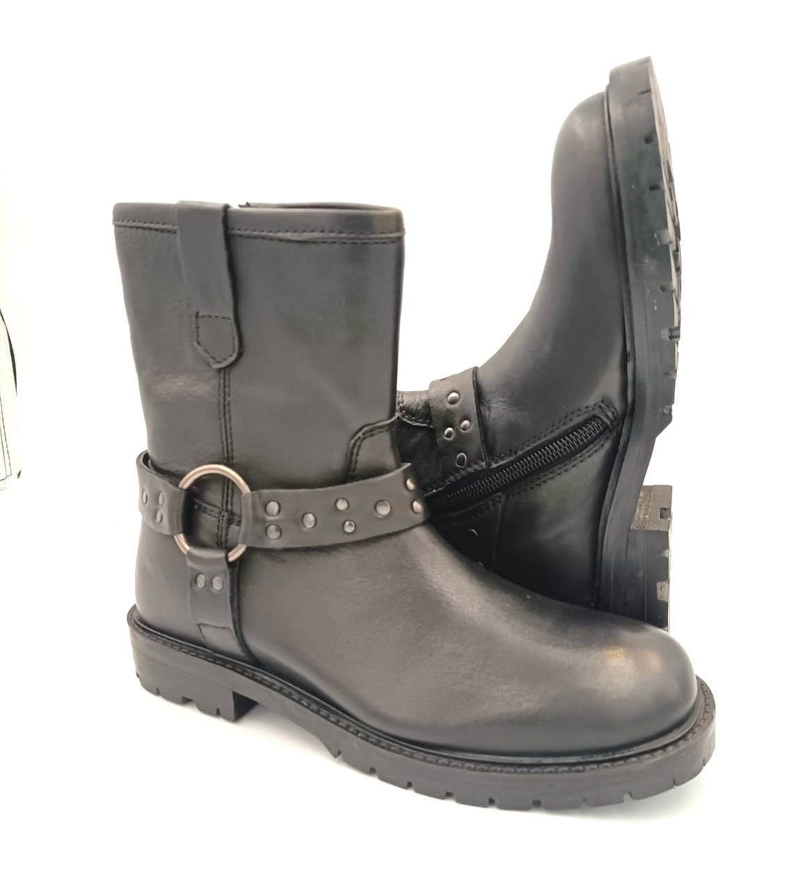 Biker prefab bootee, strap-ring-side with studds